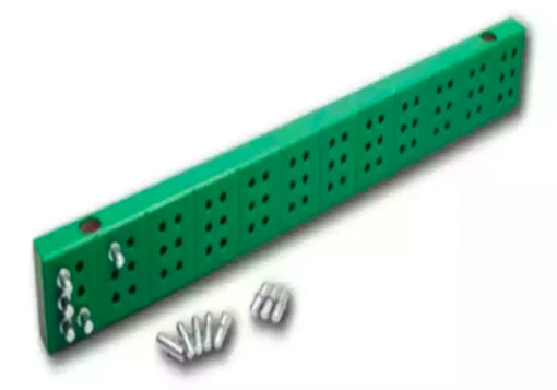 Régua verde com 12 células perfuradas para introdução de pinos para formar caracteres Braille