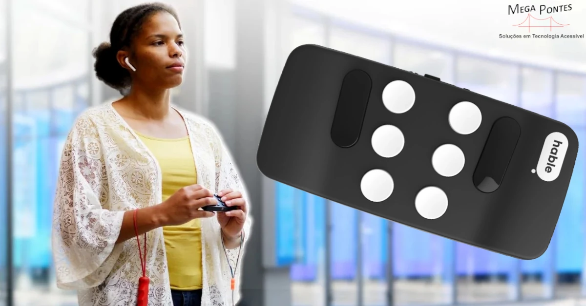 Jovem em pé utiliza o teclado Able One para controlar o seu telemóvel