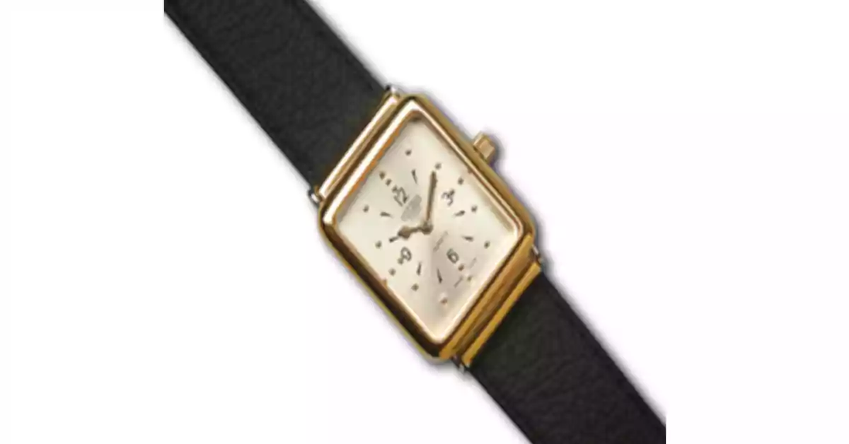 Relógio de pulso com caixa metálica retangular dourada, mostrador madrepérola e bracelete preta