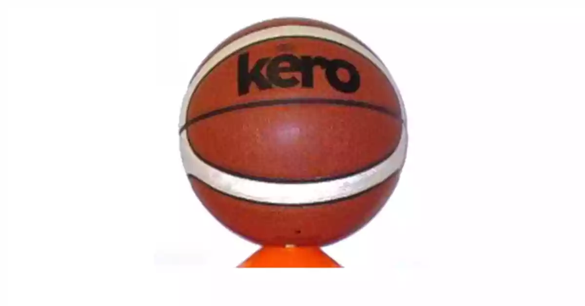 Bola de basquetebol adaptada, cor laranja com riscas pretas e brancas e logo da Kero a preto
