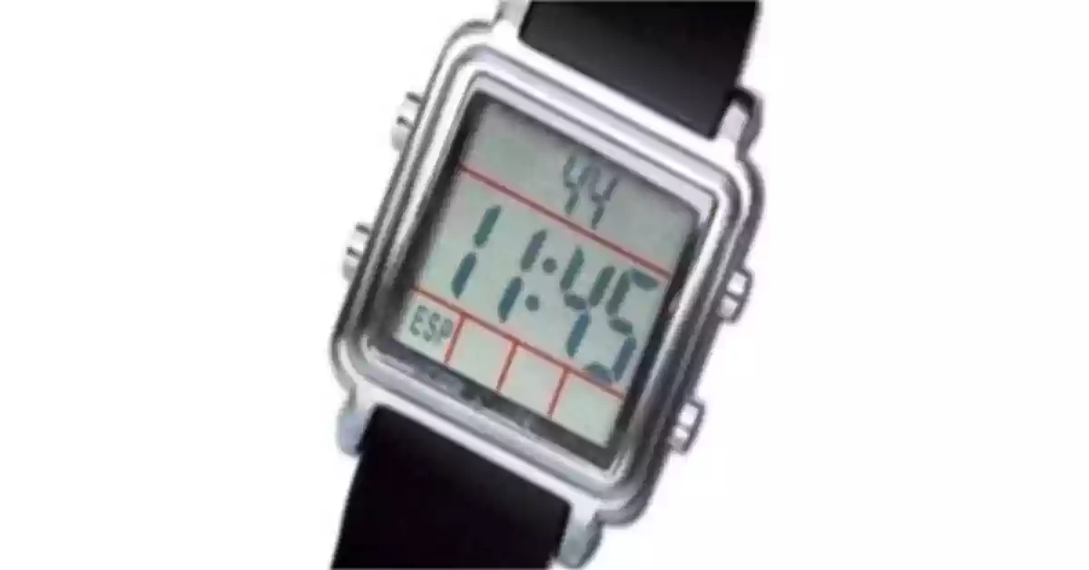 Relógio de pulso, caixa metálica cromada retangular, mostrador LCD grande, bracelete preta