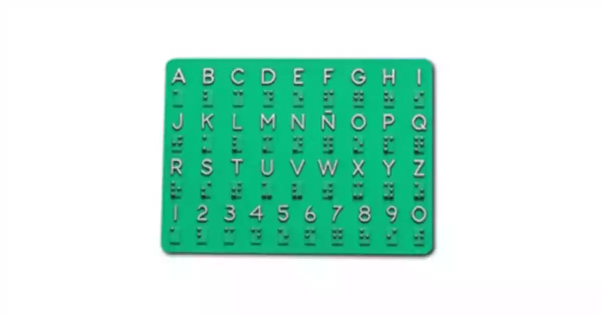 Placa de comunicação de fundo verde com caracteres normais a branco e relevo e braille em relevo