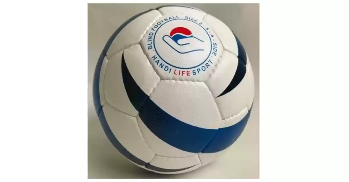 Bola de futebol de salão adaptada, cor branca, faixas azuis e símbolo de mão estilizada com uma b