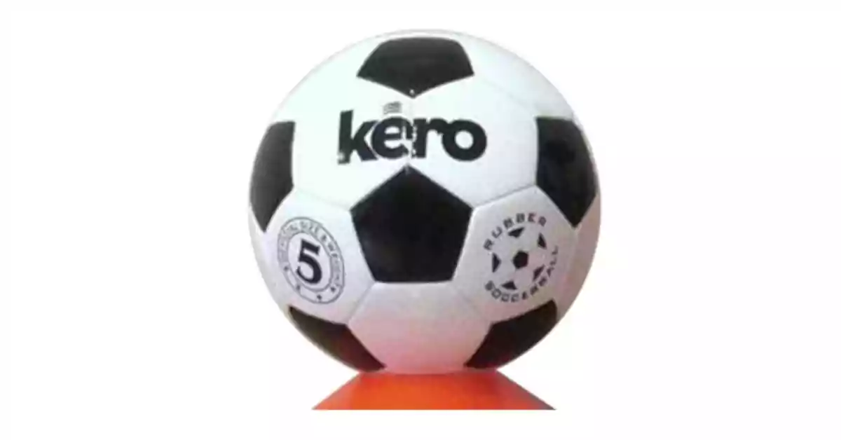 Bola de futebol adaptada, com pentágonos de cor branca e em preto, logo da Ultimate a preto