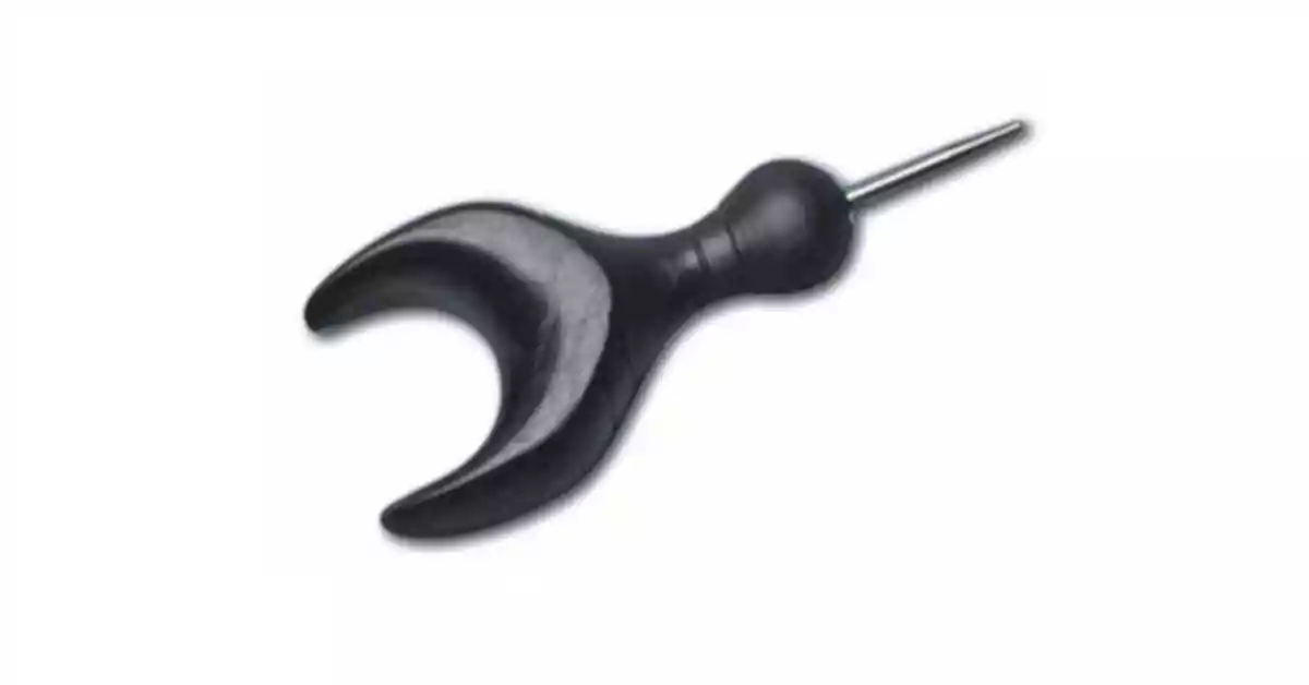 Punção com cabo preto em forma de orelha e bico metálico