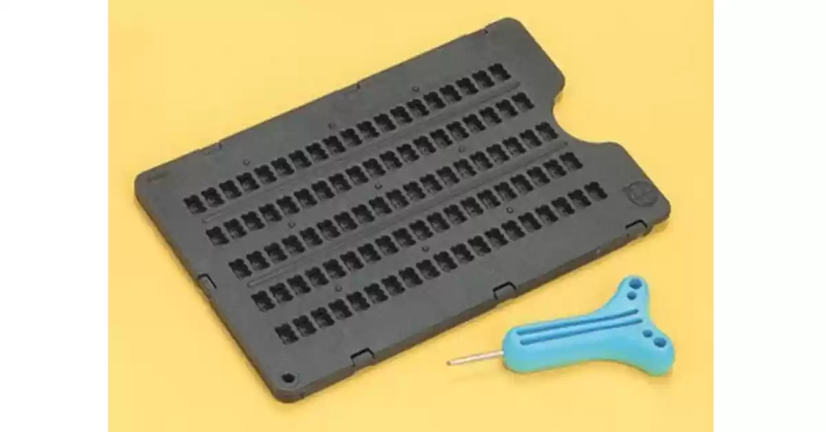 Pauta de escrita Braille 11 x 19 preta com punção de escrita com cabo azul