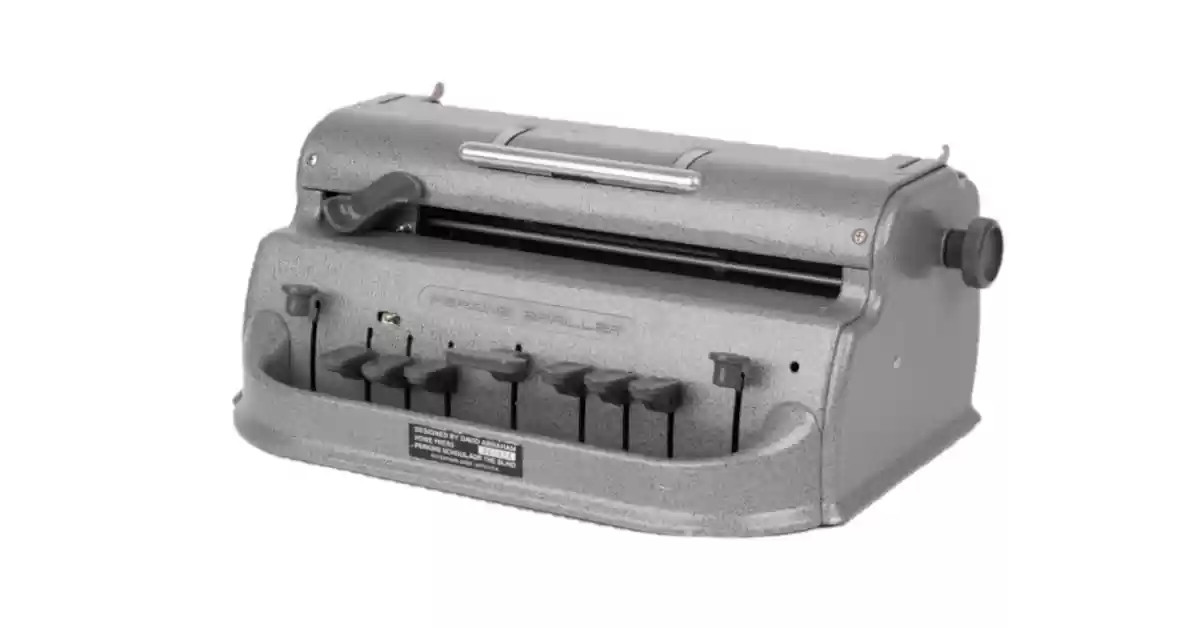 Máquina de escrita Braille manual com teclado Perkins clássico em metal esmalte cor cinza.