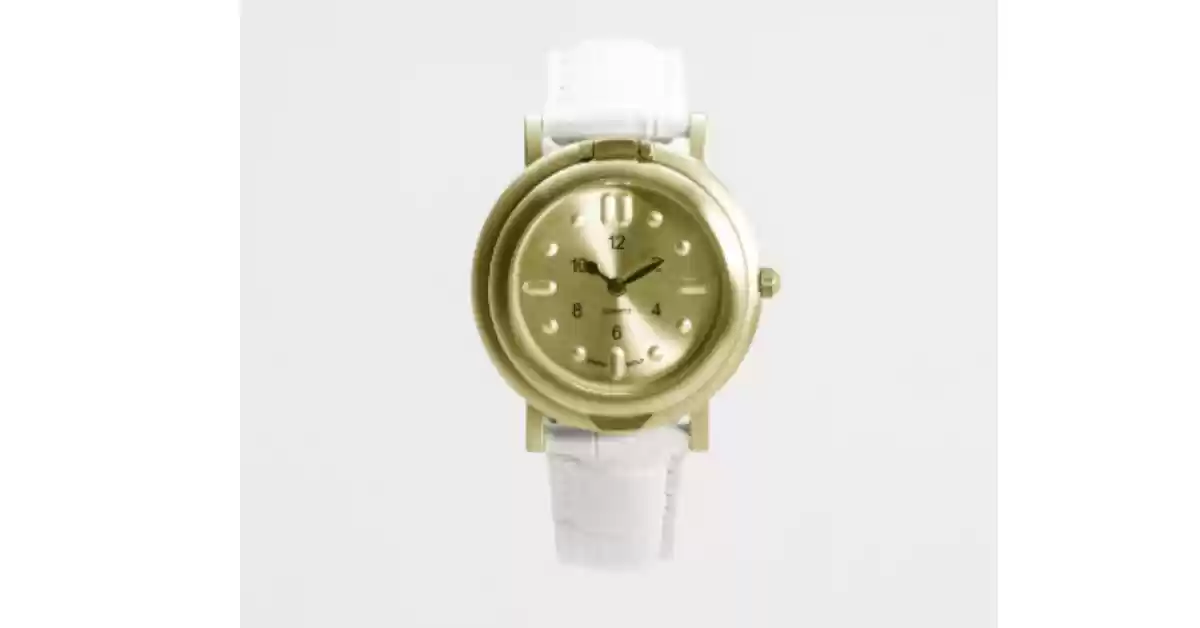 Relógio tátil com caixa e mostrador dourados e bracelete em pele branca com efeito crocodilo.