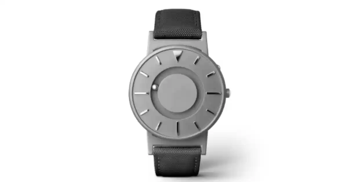 Relógio táctil, mostrador prata mate, marcas prata escovada, bracelete preta, esferas indicam horas