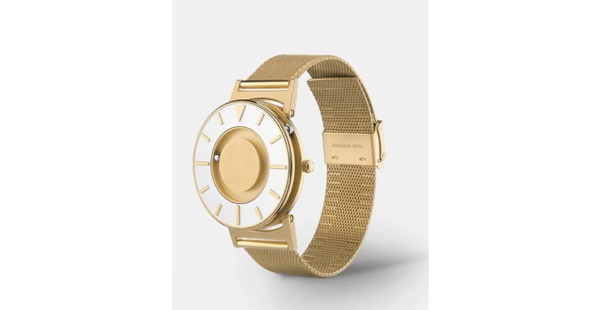 Relógio de perfil com mostrador e bracelete dourados