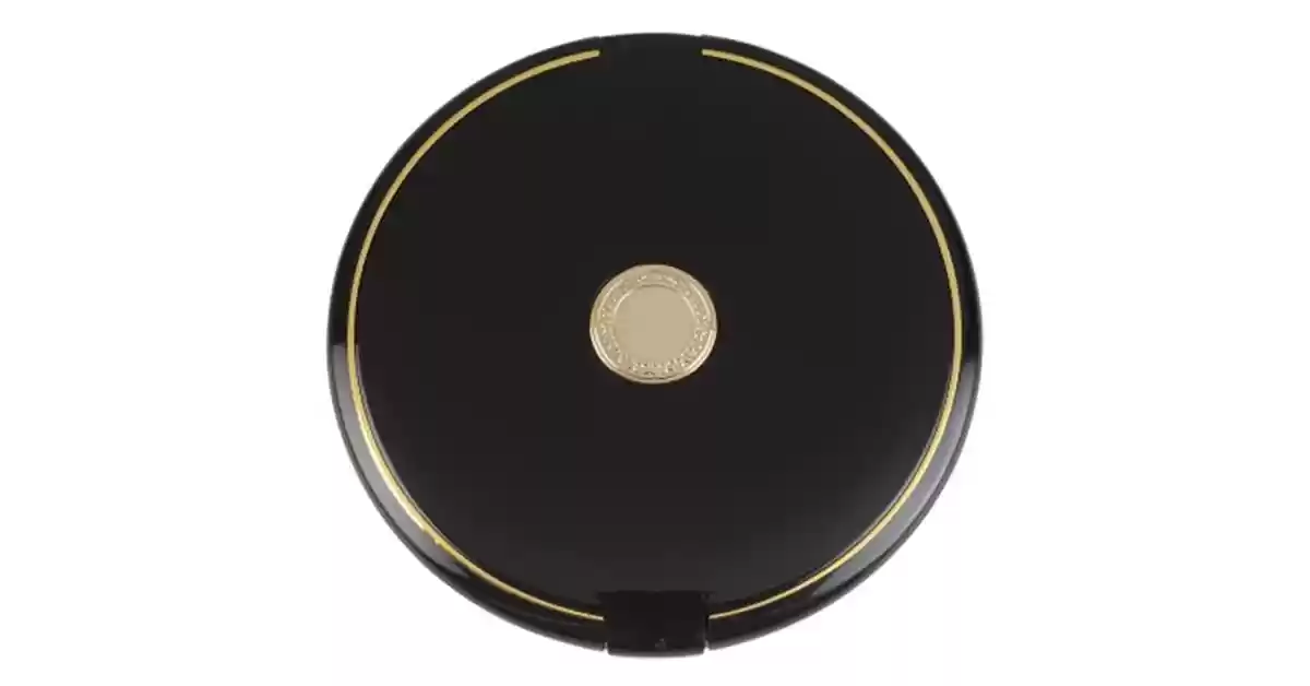 Espelho grande compacto de caixa preta brilhante com detalhes dourados na tampa.