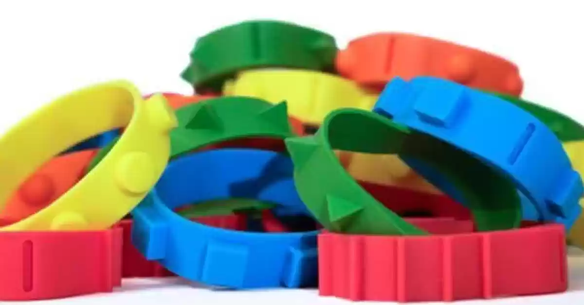 Bandas flexíveis amarelas, verdes, rosa escuro, azul e cor-de-laranja