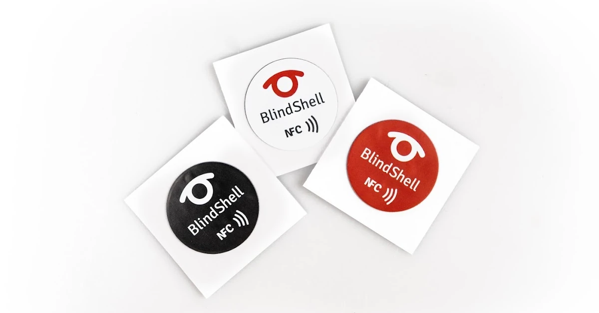 Etiquetas NFC de várias cores: branca, preta e vermelha