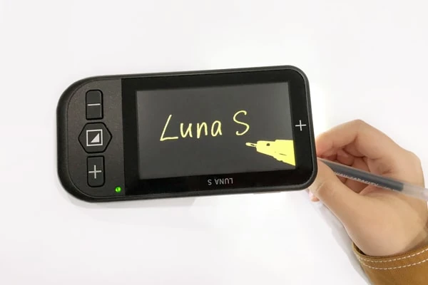 O ampliador Luna S a ser utilizado para visualizar a escrita manual