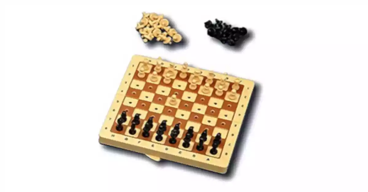 Jogo de xadrez/damas pequeno de fundo bege e quadrados pretos, com ambos os conjuntos de peças