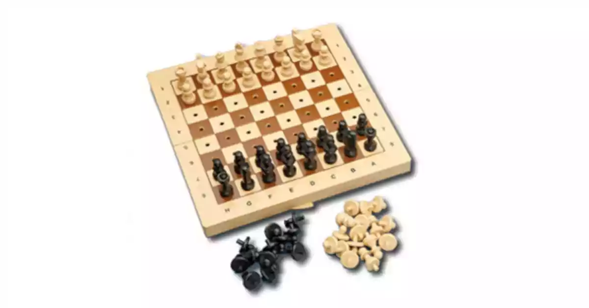 Jogo de xadrez/damas pequeno de fundo bege e quadrados pretos, com ambos os conjuntos de peças