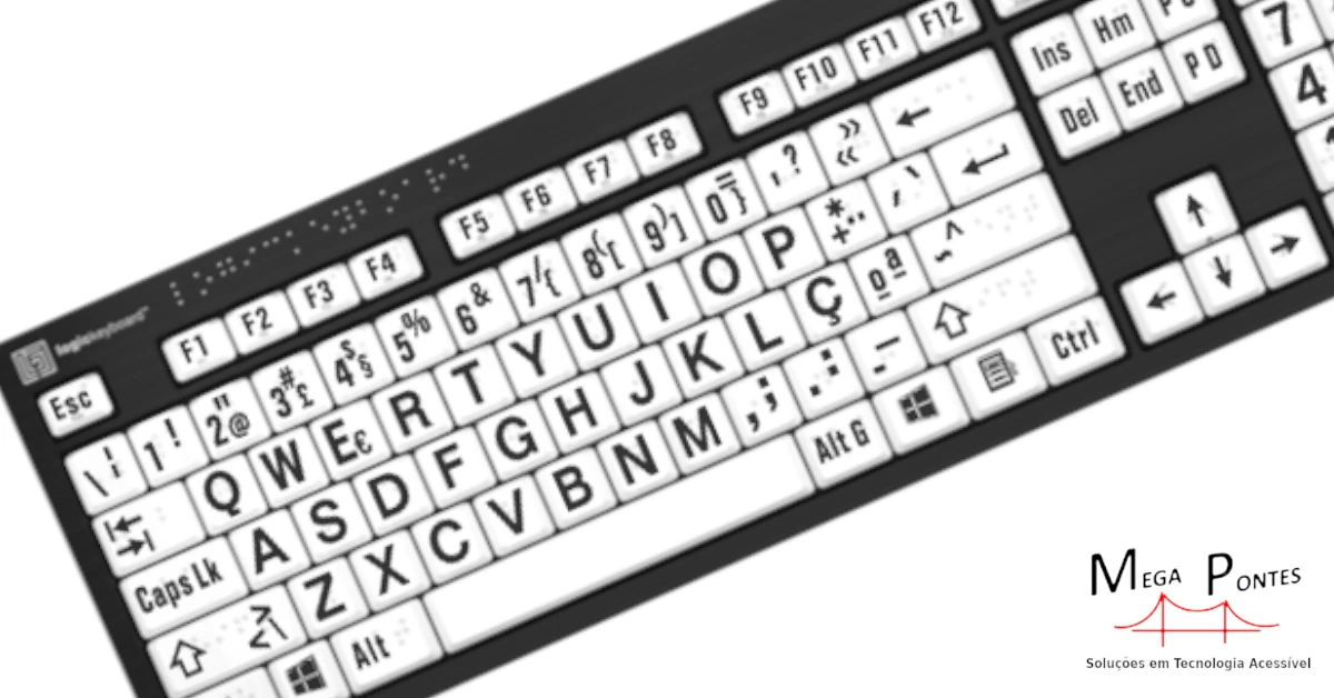 Teclas brancas com marcação em braille e letras pretas grandes