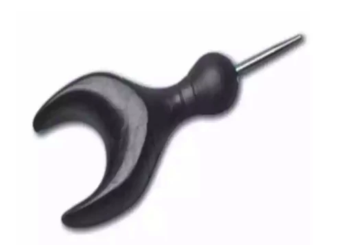 Punção com cabo preto em forma de orelha e bico metálico