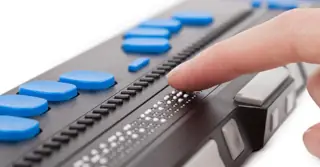 Dedo a percorrer a linha Braille uniforme, suave e nítida da Focus 40 Blue