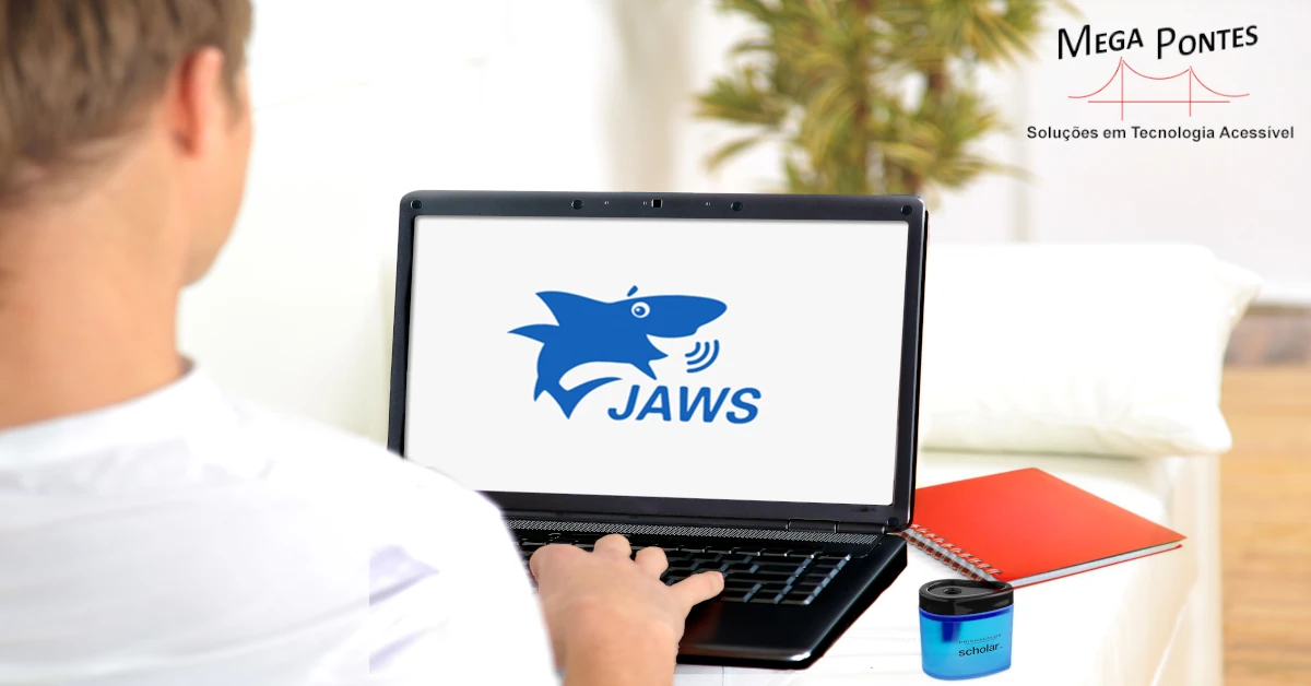 Aluno utiliza o leitor de ecrã JAWS no seu computador portátil