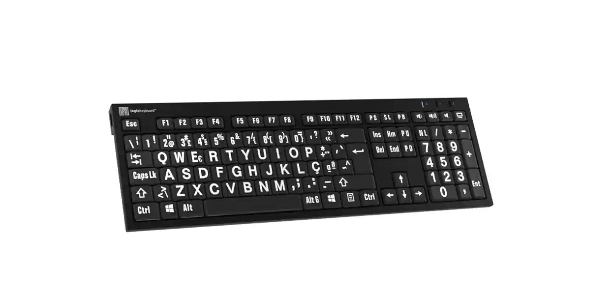 Teclado preto com teclas pretas, caracteres grandes e largos a branco.