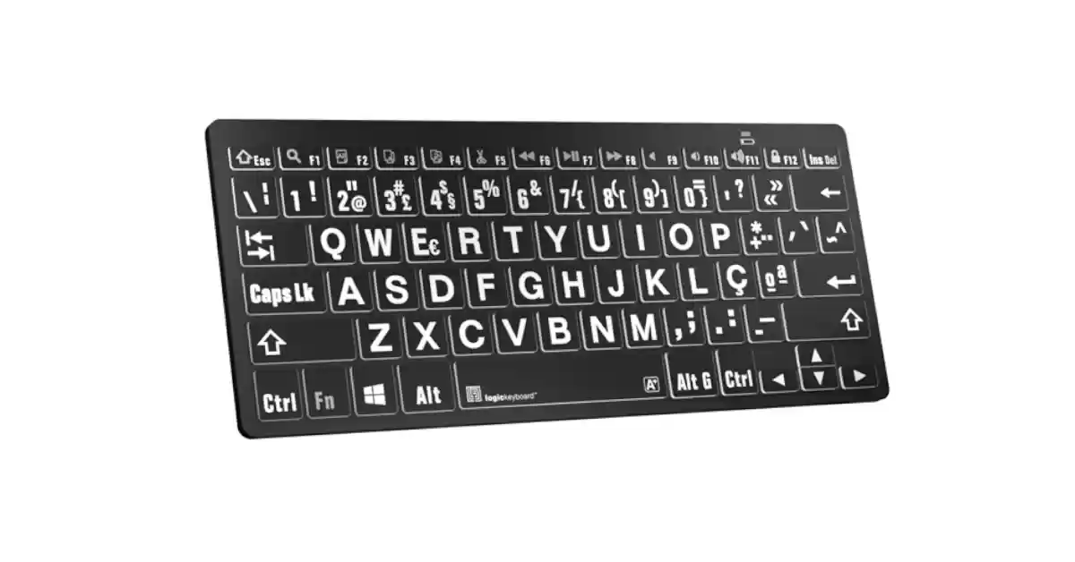 Teclado preto com teclas pretas, caracteres grandes e largos a branco.