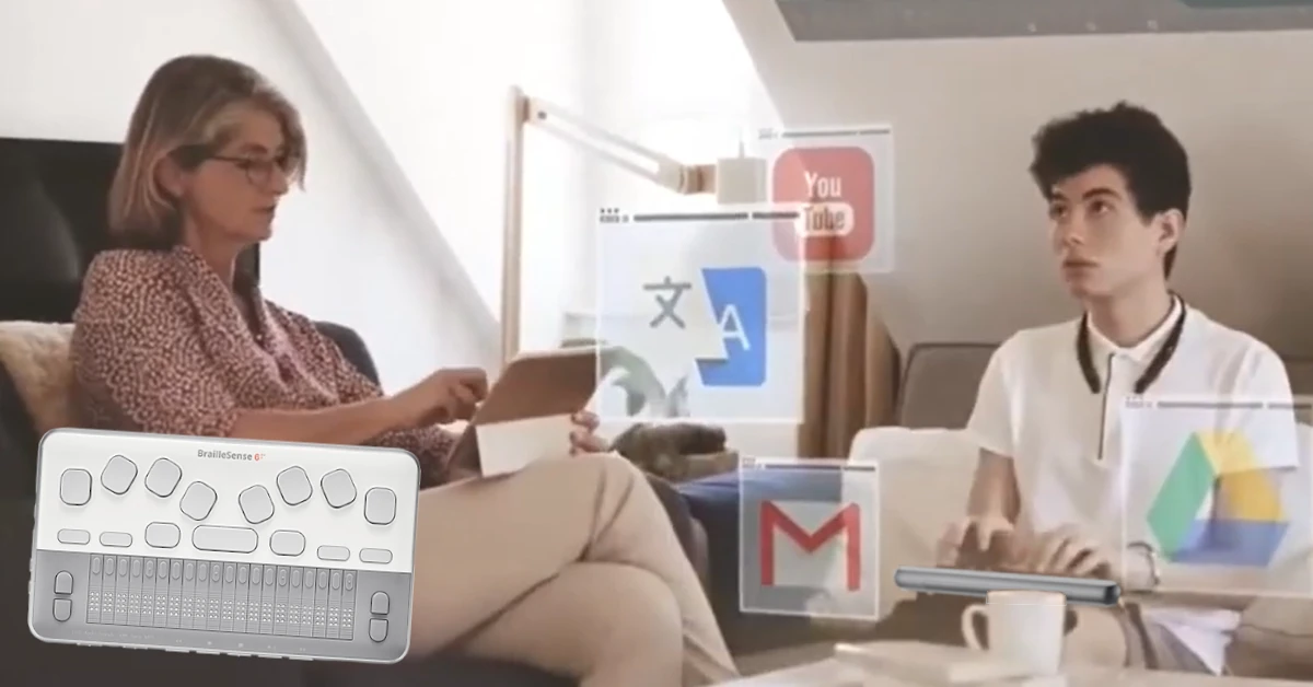 Professora utiliza tablet para interagir com um aluno que realiza trabalhos no BrailleSense 6 Mini
