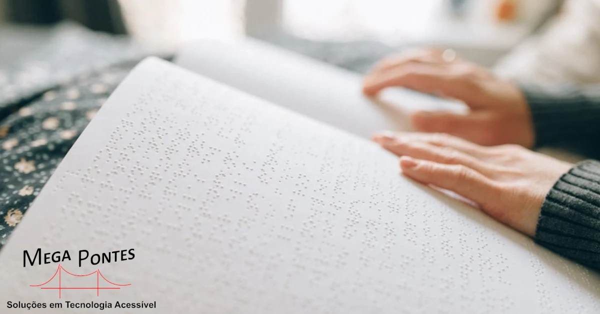 Pessoa a ler um livro impresso em Braille, pousado nas suas pernas