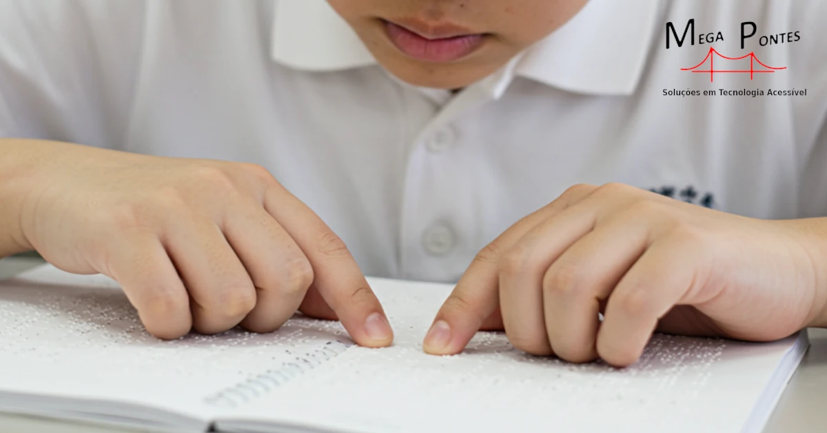 Aluno a ler um livro em Braille