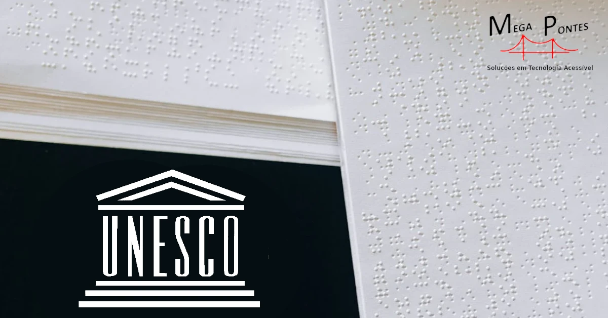 Livros Braille abertos junto ao logo da UNESCO