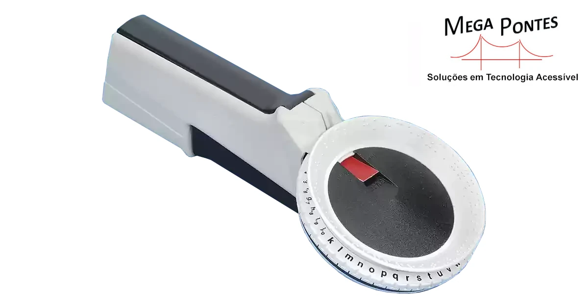 Pistola DYMO de escrita em Braille branca e preta com disco de correspondência do alfabeto a tinta.