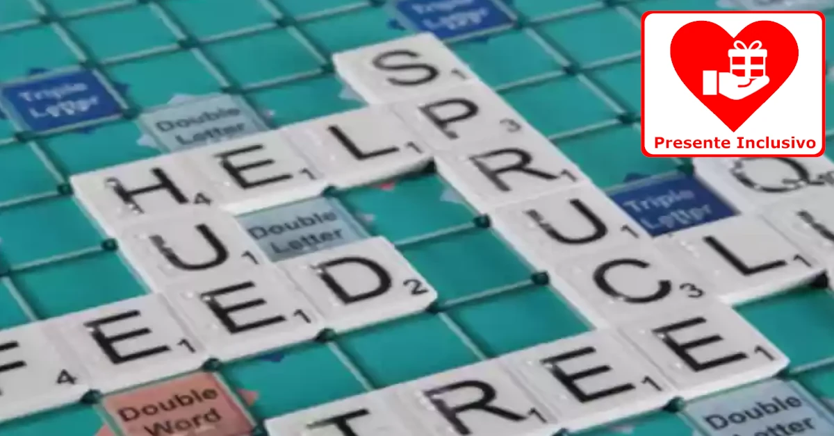 Jogo Scrabble com tabuleiro verde de cores contrastantes e peças brancas com letra preta ampliada.