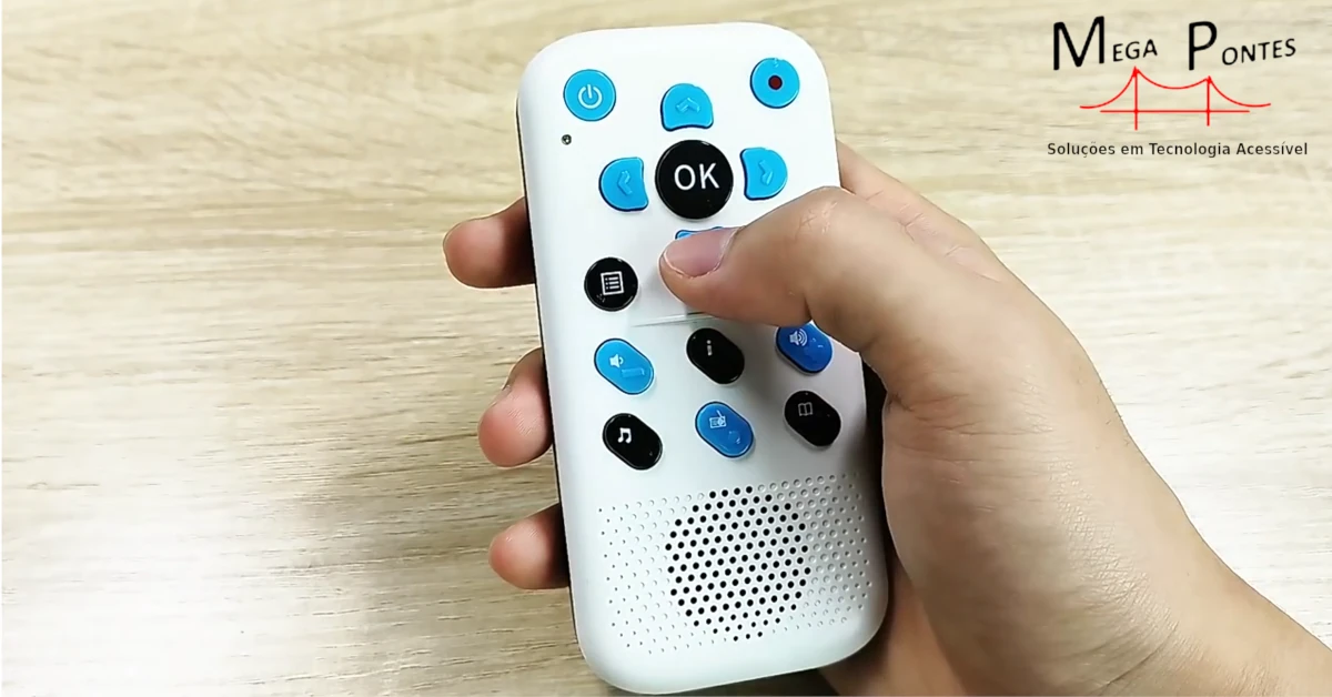 Evo S10 a ser manuseado apenas com uma mão. Possui botões acessíveis com marcações em relevo.