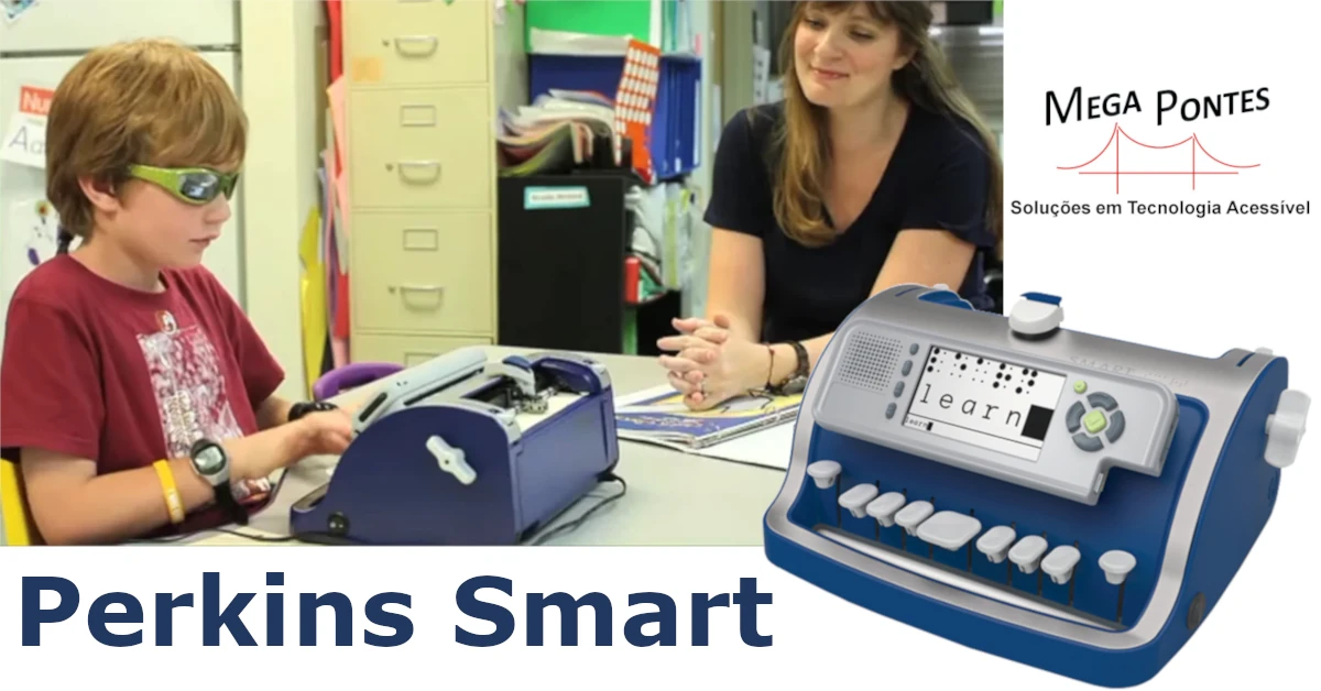 Professora acompanha à distância a escrita do aluno na Perkins Smart ouvindo o que ele escreve