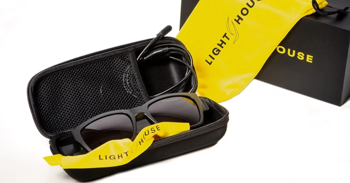 óculos TAMI dentro do seu estojo protetor prático, com pano de limpeza de micofibra