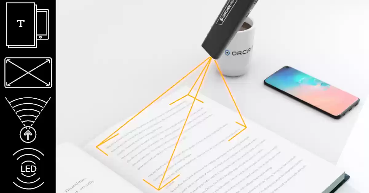Leitor de mão Orcam Read em posição de leitura, o feixe laser aponta a área de leitura