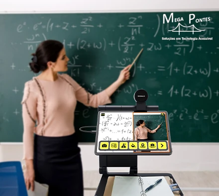 Ampliador portátil de mesa amplia o quado da sala de aula e um caderno simultaneamente