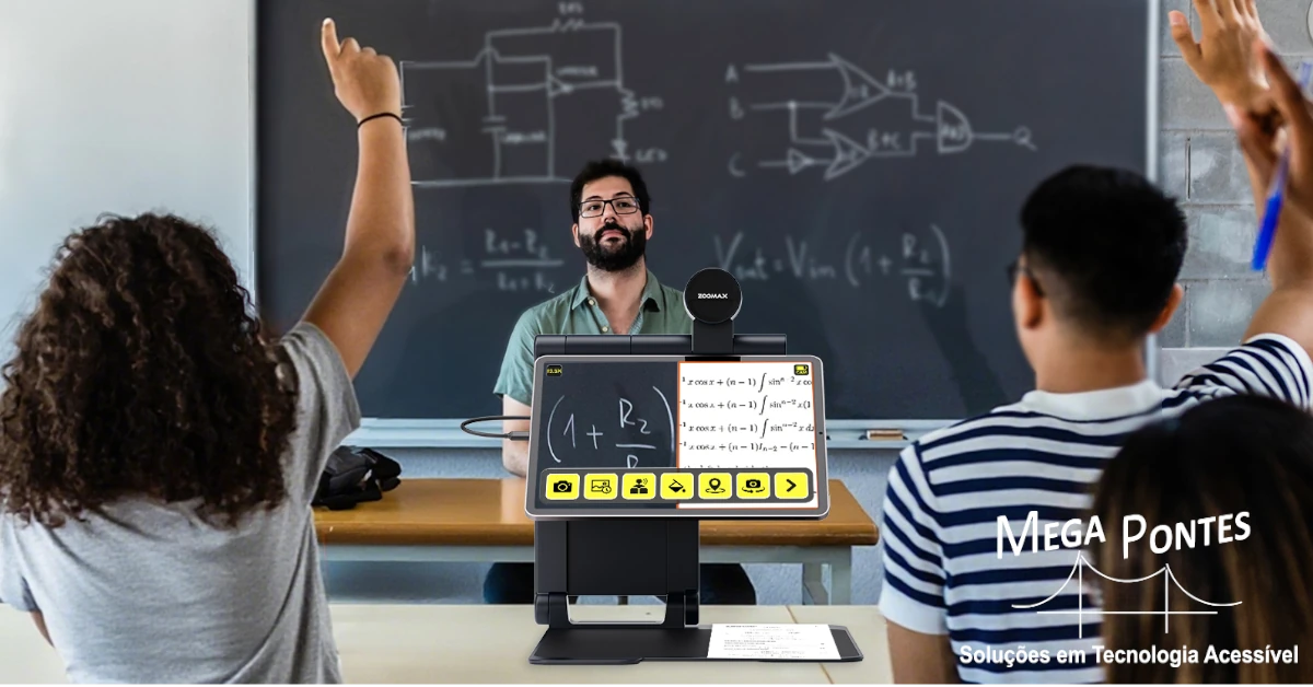 Aluna visualiza o quadro da sala de aula ao mesmo tempo que amplia uma ficha na sua secretária