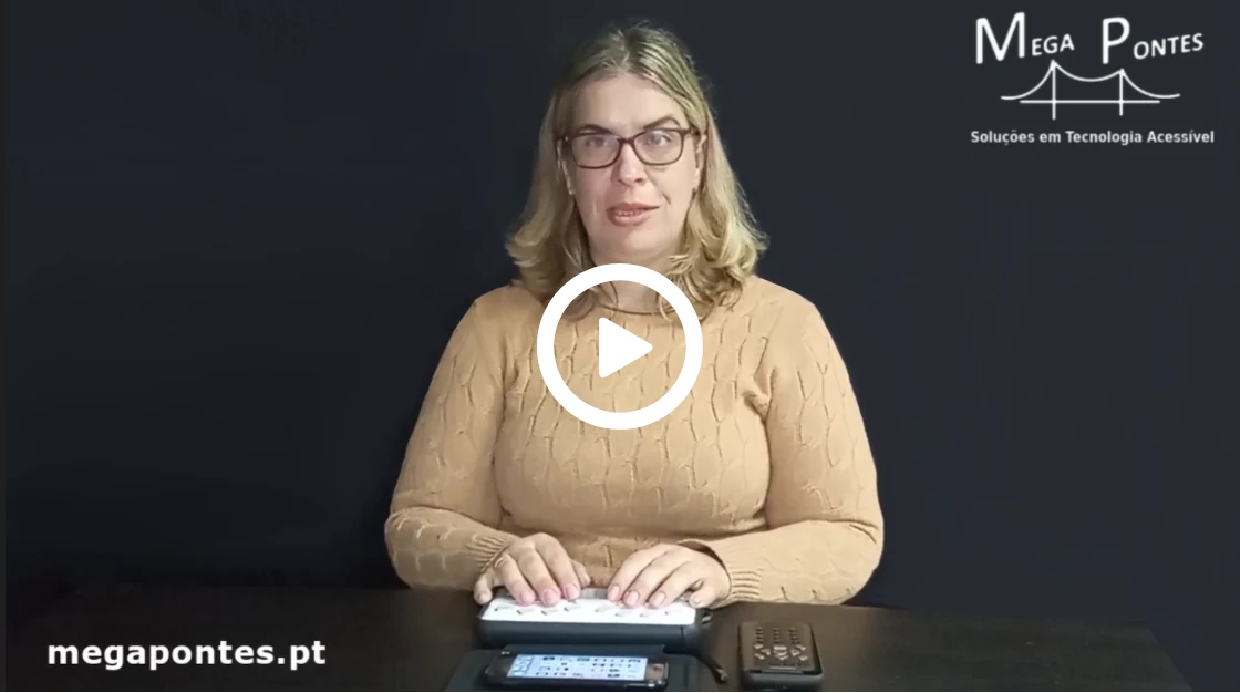 Vídeo da Madalena Ribeiro a utilizar tecnologias acessíveis para controlar o iPhone