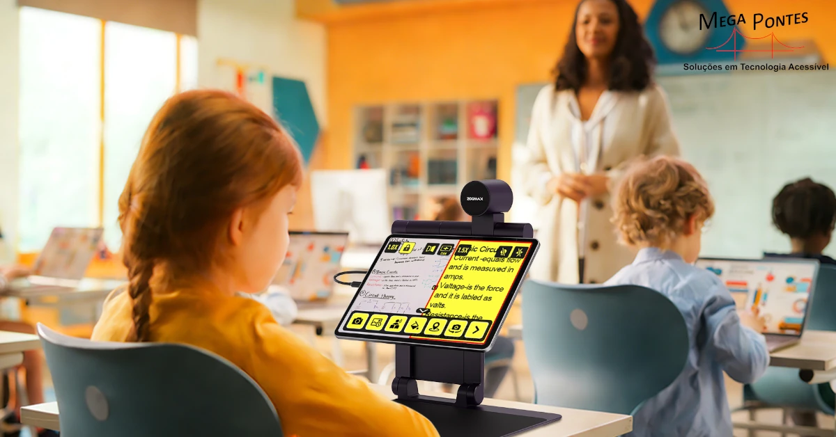 Aluna do 1º ciclo visualiza o quadro da sala e o seu livro em simultâneo