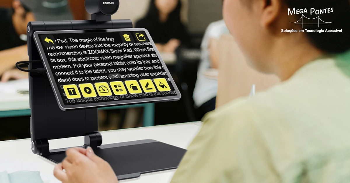 Aluna do do secundário lê um texto ampliado com o Snow Pad 