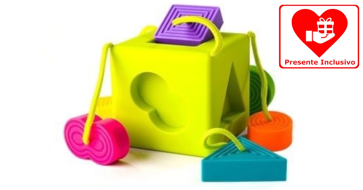 Cubo verde em silicone com diversas formas geométricas coloridas para encaixar.