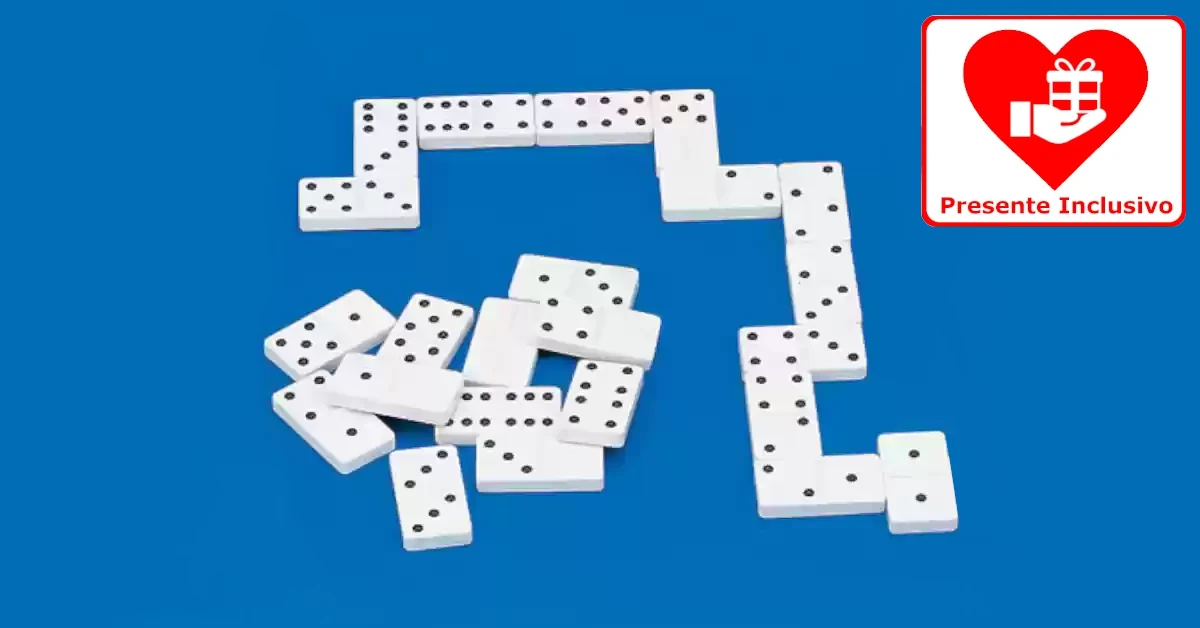 Dominó com peças brancas e pontos pretos elevados, um relevo a meio das peças divide as suas metades