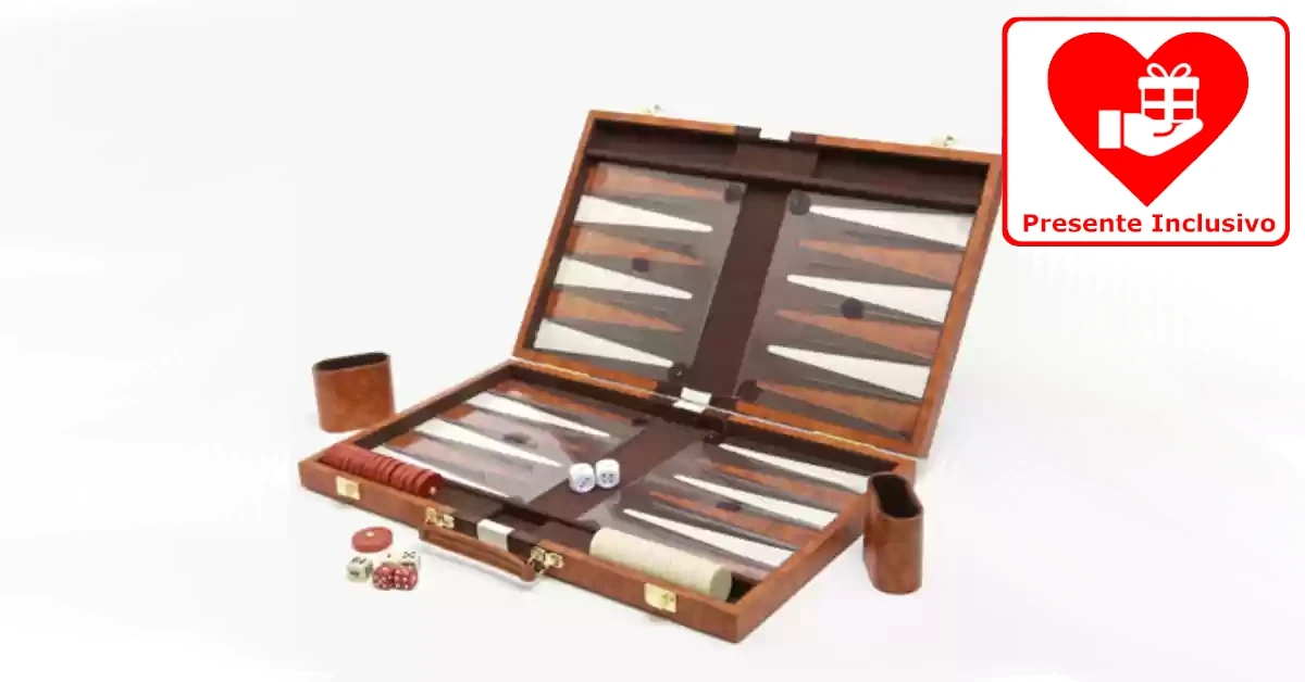 Jogo de Gamão em caixa de madeira castanha elegante com quatro tabelas, dados e peças de jogo.