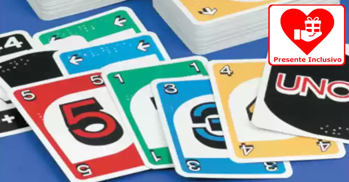 Baralho de cartas de Uno vermelhas, amarelas, verdes e azuis, com indicações em Braille.