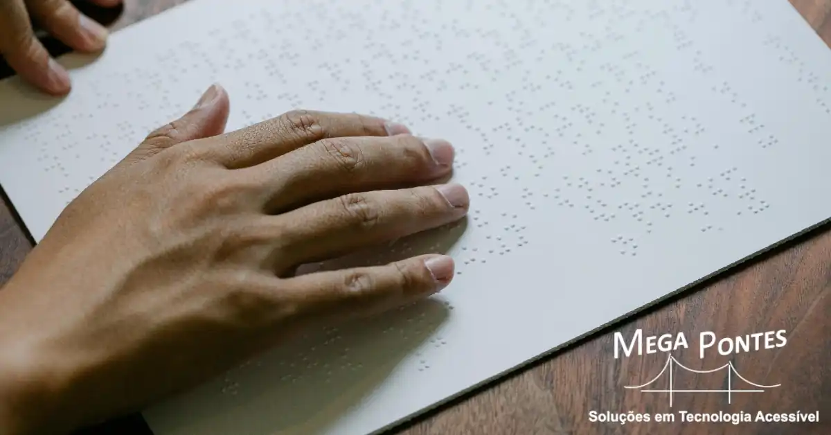 Pessoa cega a ler um documento impresso em Braille