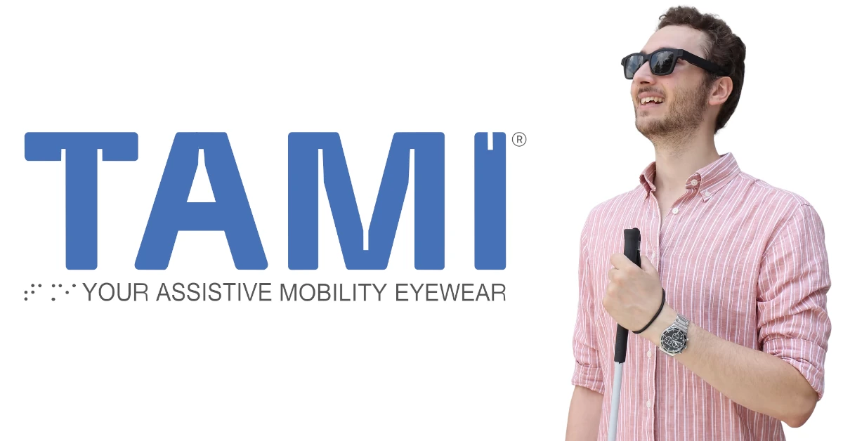 Pessoa cega a sorrir, utiliza óculos TAMI e bengala branca