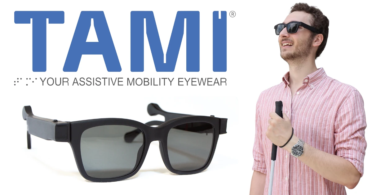 Pessoa cega a sorrir, com os óculos TAMI e uma bengala branca