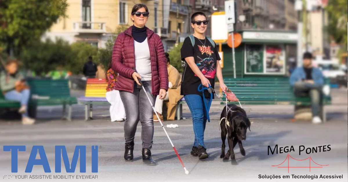 Duas senhoras numa passadeira usam os óculos TAMI. Uma de bengala branca, outra com cão guia