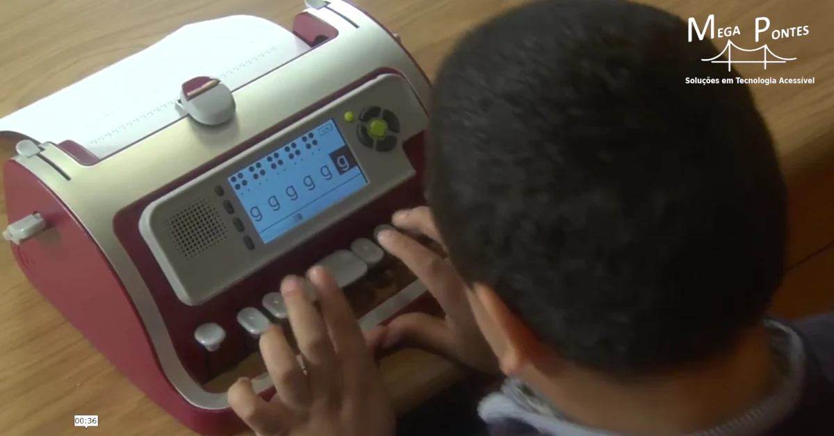 Aluno faz um exercício de escrita na máquina de escrita Braille Perkins Braille